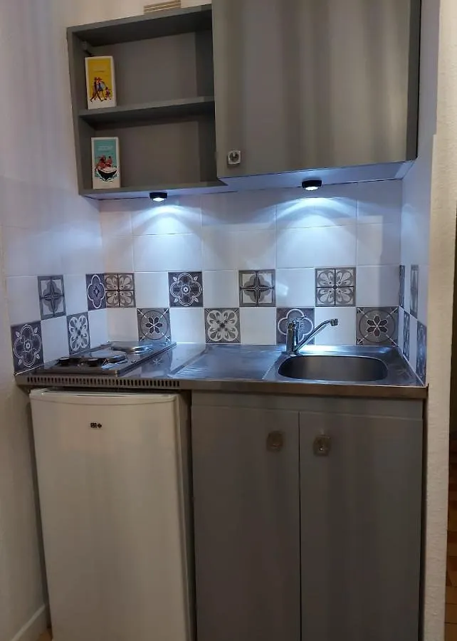 Appartement Coquet studio avec belle terrasse à La Londe-les-Maures 0*,  France